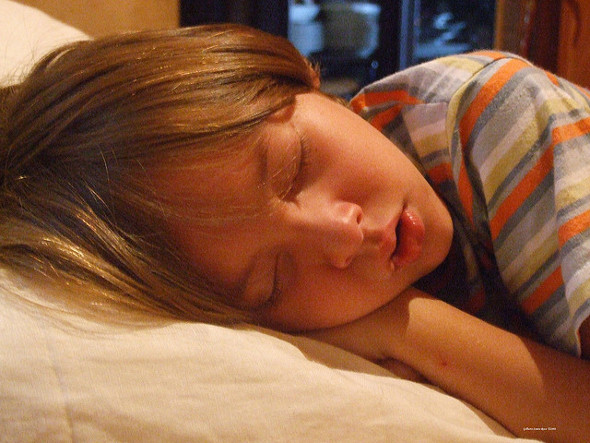Sleeping child by Gilberto Santa Rosa